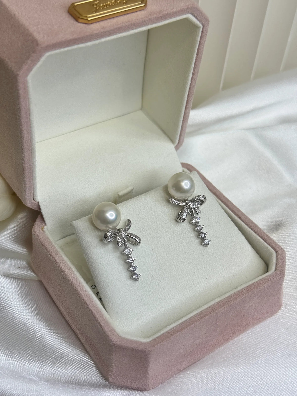 灵动丝带｜Ribbon Pearl Studs 9-10mm（香港大证）